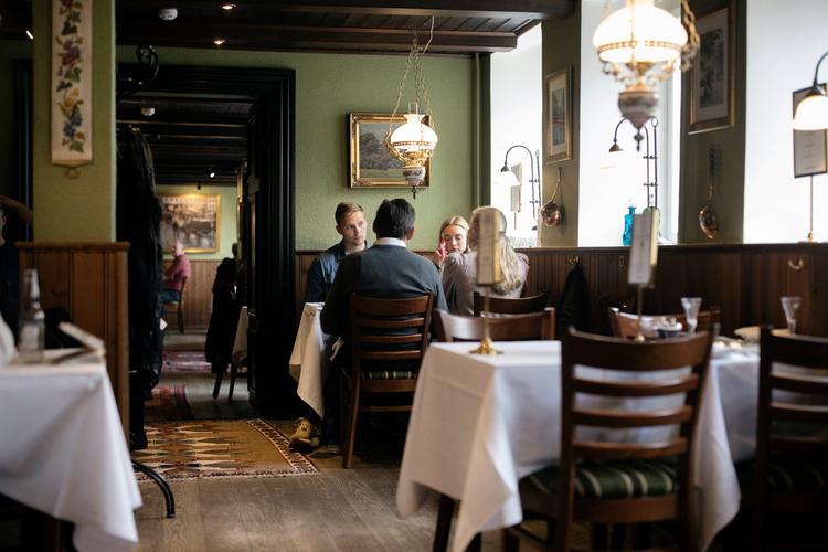 Efter coronakrisen og nul gæster og nul kroner i kassen genåbnede byens restauranter i maj. Men kvadratmeterkravet begrænser antallet af gæster. Her det legendariske smørrebrødssted 'Restaurant Schønnemann' på Hauser Plads i København.   Foto: Mikkel Hørlyck/POLFOTO