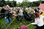 Den traditionelle rustur er aflyst på Københavns Universitet. Her ses nystartede arkæologistuderende i 2015 på rustur til Sagnlandet i Lejre.  Arkivfoto Peter Hove Olesen