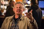 Martin Clunes' karakter 'Warren' er indebrændt og doven, og tydeligt i familie med John Cleeses Basil Fawlty fra 'Halløj på badehotellet'. Foto fra serien 