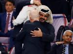 Gianni Infantino omfavnede Sheikh Joaan bin Hamad Al Thani under VM i klubfodbold sidste år.   Foto: Ibraheem Al Omari/Ritzau Scanpix