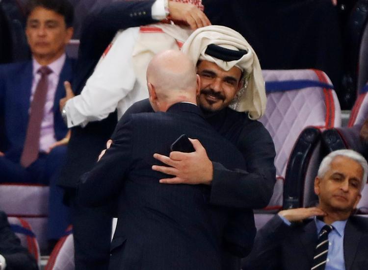 Gianni Infantino omfavnede Sheikh Joaan bin Hamad Al Thani under VM i klubfodbold sidste år.   Foto: Ibraheem Al Omari/Ritzau Scanpix