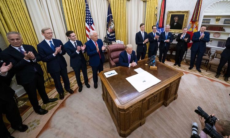 Præsident, Donald Trump, præsenterer sammen med ledere fra Israel og De Forenede Arabiske Emirater den fredsaftale mellem de to lande, der torsdag kom i stand. Aftalen stopper yderligere israelsk annektering af palæstinensiske områder. Foto: Pool/Ritzau Scanpix