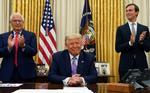 Trump har annonceret fredsaftalen i Det Hvide Hus. Til venstre står Israels ambassadør i USA, David Melech Friedman. Og til højre Trumps svigersøn og seniorrådgiver, Jared Kushner, som forhandler USA's politik i Mellemøsten. Foto: Kevin Lamarque/Ritzau Scanpix