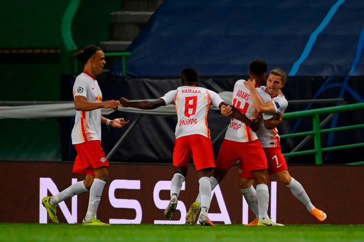 Yussuf Poulsen (tv.) er på vej til at juble sammen med matchvinderen Tyler Adams. Foto: Lluis Gene/Ritzau Scanpix