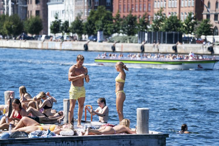 København for en uge siden. Billedet er optaget med et teleobjektiv, og afstanden mellem personer på billedet kan opfattes mindre en den reelt er.  Foto: Claus Bech/Ritzau Scanpix