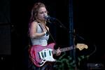 For at få livemusikken tilbage i Tivoli under corona har man hver torsdag valgt at rykke nogle mindre navne op på Plænen, hvor publikum kan sidde på bænke i behørig afstand foran scenen. Torsdag spillede den danske musiker, Dopha.  Foto: Jacob Ehrbahn/POLFOTO