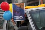 Uribe, der blev arresteret som led i en efterforskning om bestikkelse, har i årtier været Colombias mest kontroversielle skikkelse, og hans anholdelse kommer i en tid, hvor landet i forvejen er dybt splittet over den fredsaftale, der i 2016 fik Farc til at nedlægge våbnene og påbegynde en integrering i samfundet, skriver Anne M Sørensen i denne klumme. Foto: Luisa Gonzalez/Ritzau Scanpix