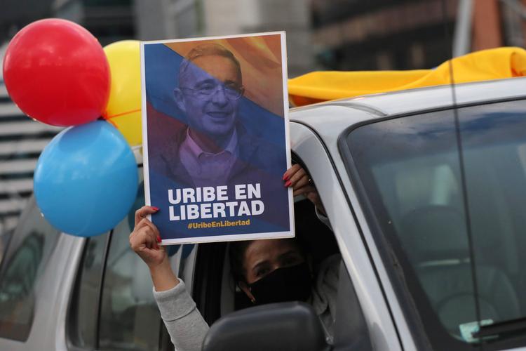 Uribe, der blev arresteret som led i en efterforskning om bestikkelse, har i årtier været Colombias mest kontroversielle skikkelse, og hans anholdelse kommer i en tid, hvor landet i forvejen er dybt splittet over den fredsaftale, der i 2016 fik Farc til at nedlægge våbnene og påbegynde en integrering i samfundet, skriver Anne M Sørensen i denne klumme. Foto: Luisa Gonzalez/Ritzau Scanpix