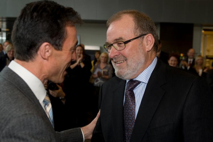 Da Hans Jensen som  62-årig gik af som LO-formand, dukkede dværende statsminister Anders Fogh Rasmussen op til afskedsreceptionen.   Arkivfoto Thomas Sjørup