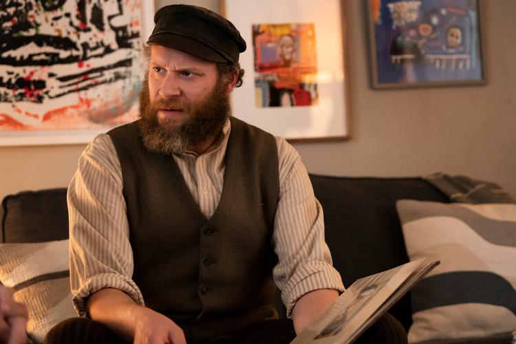 Seth Rogen spiller både forfaderen og tipoldebarnet, som møder hinanden i en moderne tid. Begge roller spiller han med så kløgtige karaktertræk-skift, at man glemmer, at der er tale om den samme skuespiller. Foto: Hopper Stone/Hopper Stone/SMPSP
