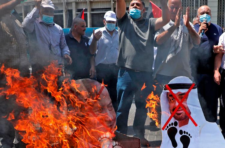 Palæstinensere protesterede torsdag i Nablus på den besatte Vestbred, efter den nye aftale mellem Israel og De Forenede Arabiske Emirater blev fremlagt. 
 (Photo by JAAFAR ASHTIYEH / AFP)   Foto: Jaafar Ashtiyeh/Ritzau Scanpix