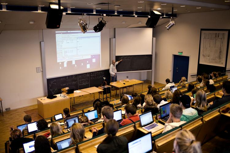 Du kan ikke uden videre sammenligne RUC (eller KU for den sags skyld) med DTU, da uddannelsesudbuddet er forskelligt. Det er anderledes at være dimittend som ingeniør, end det er som filosof. Du kan heller ikke sammenligne RUC’s samfundsvidenskabelige basisuddannelse med Statskundskab, som er et helt institut med en enkelt uddannelse ,skriver Mathilde Elisa Vendelholt, Julie Lindmann og Sif Stokholm i dette debatindlæg.  Arkivfoto Lars Just