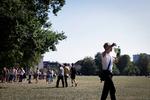 Alle puttefester for nye 1.g'ere på videregående uddannelser er mere eller mindre aflyst.
Derfor mødes eleverne og hygger sig - blandt andet i Fælledparken. Foto: Marius Renner Christensen/POLFOTO