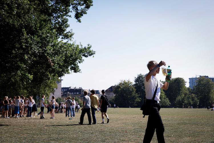Alle puttefester for nye 1.g'ere på videregående uddannelser er mere eller mindre aflyst.
Derfor mødes eleverne og hygger sig - blandt andet i Fælledparken. Foto: Marius Renner Christensen/POLFOTO