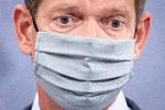  Sundhedsstyrelsens direktør Søren Brostrøm demonstrerer hvordan, man tager mundbind på under pressemøde om covid-19 i Statsministeriet. Han har 20 års erfaring, »så det er klart, at jeg kan gøre det elegant«, som han sagde. Foto: Mads Claus Rasmussen/Ritzau Scanpix