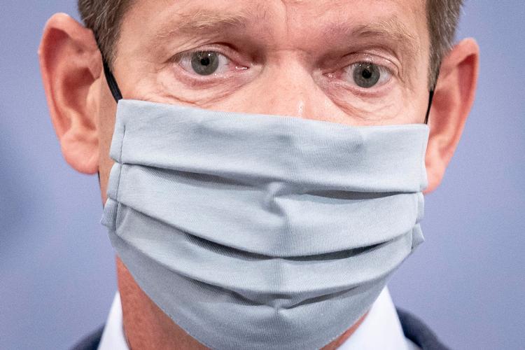  Sundhedsstyrelsens direktør Søren Brostrøm demonstrerer hvordan, man tager mundbind på under pressemøde om covid-19 i Statsministeriet. Han har 20 års erfaring, »så det er klart, at jeg kan gøre det elegant«, som han sagde. Foto: Mads Claus Rasmussen/Ritzau Scanpix