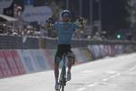 Jakob Fuglsang kan nyde succesen i Il Lombardia i fulde drag. Foto: LaPresse.

 