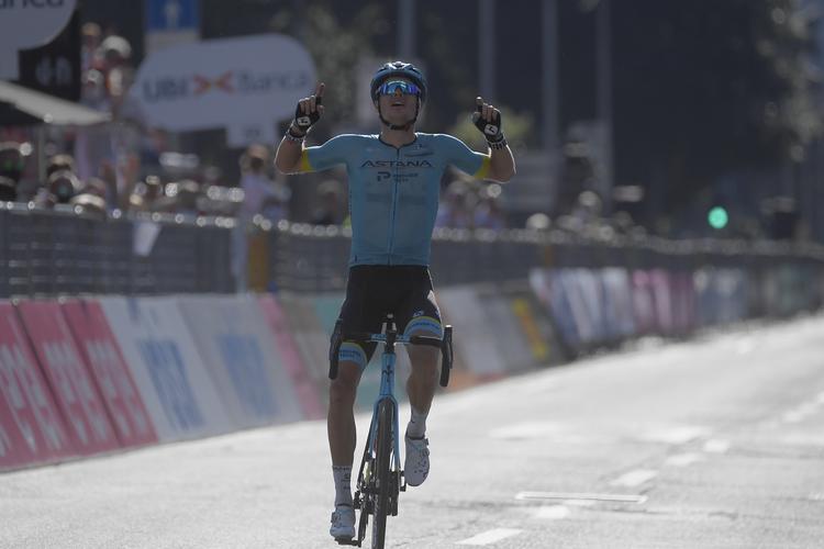 Jakob Fuglsang kan nyde succesen i Il Lombardia i fulde drag. Foto: LaPresse.

 