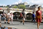 Paris i går.  Frankrig har lørdag registreret det højeste antal smittede på et døgn siden april med over 3.300 tilfælde. Foto: Charles Platiau/Ritzau Scanpix