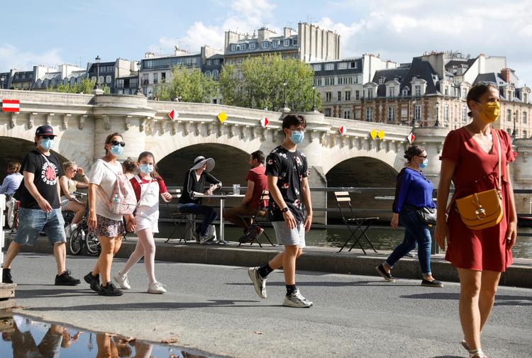 Paris i går.  Frankrig har lørdag registreret det højeste antal smittede på et døgn siden april med over 3.300 tilfælde. Foto: Charles Platiau/Ritzau Scanpix