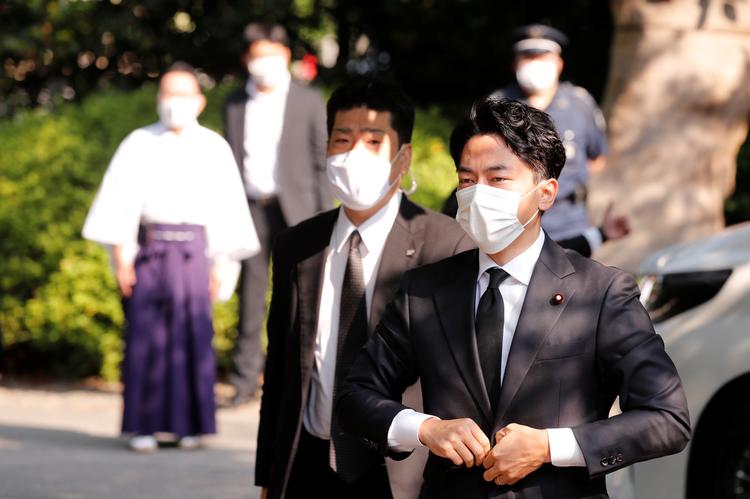 Japans miljøminister Shinjiro Koizumi besøgte sammen med 
undervisningsminister Koichi Hagiuda, indenrigsminister Sanae Takaichi og ministeren for territoriale sager Seiichi Eto lørdag morgen Yasukuni Shrine. Tokyo, Japan August 15, 2020. REUTERS/Kim Kyung-Hoon Foto: Kim Kyung-hoon/Ritzau Scanpix