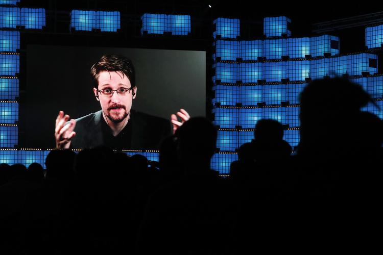 Edward Snowden fotograferet deltog sidste år via et weblink i en konference i Lissabon. Snowden opholder sig i Moskva, efter at han har fået asyl i Rusland.  Foto: Armando Franca/Ritzau Scanpix