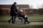 Det er blandt andet TV 2's dokumentar om 90-årige demenssyge Else, der har rystet Venstres formand og fået Jakob Ellemann-Jensen til at komme med et nyt forslag om friplejehjem.  Foto: Tv2/Ritzau Scanpix