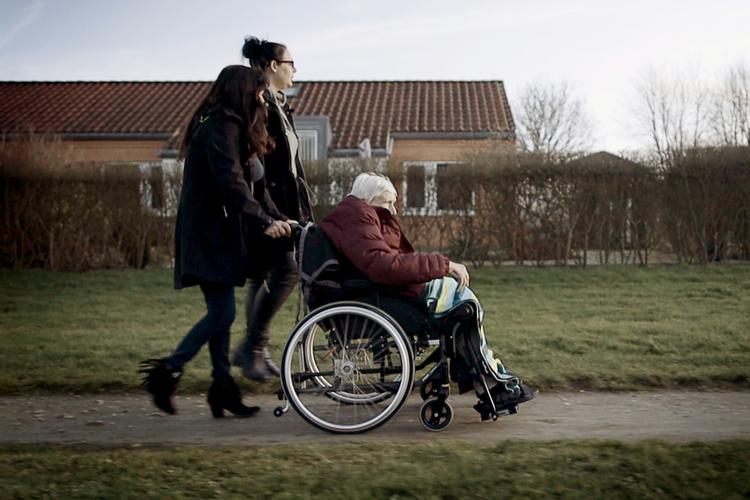 Det er blandt andet TV 2's dokumentar om 90-årige demenssyge Else, der har rystet Venstres formand og fået Jakob Ellemann-Jensen til at komme med et nyt forslag om friplejehjem.  Foto: Tv2/Ritzau Scanpix