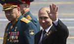 Vladmimir Putin og Sergei Shoigu ved militærparaden i juni i Moskva i anledning af 75-året for sejren over Nazityskland.  Foto: Yekaterina Shtukina/Ritzau Scanpix
