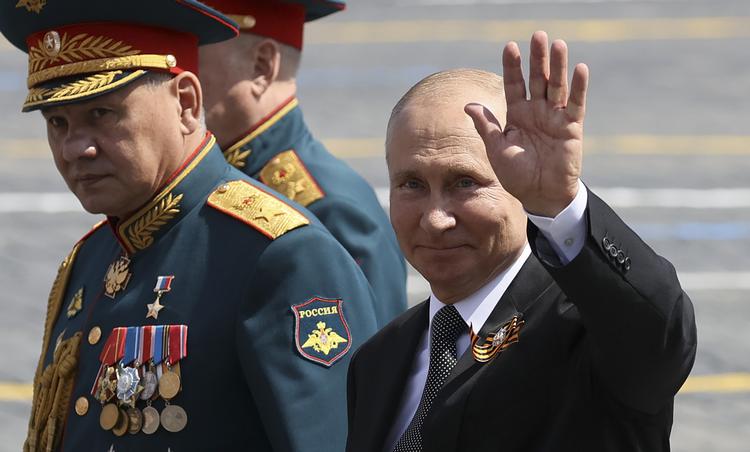 Vladmimir Putin og Sergei Shoigu ved militærparaden i juni i Moskva i anledning af 75-året for sejren over Nazityskland.  Foto: Yekaterina Shtukina/Ritzau Scanpix
