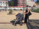 Paulina Kocemska, 42, har brugt mundbind den seneste uge og har netop været med metroen med sin dreng i klapvognen. Hun mener dog, at håndvask og afstand er vigtigere end mundbind. 