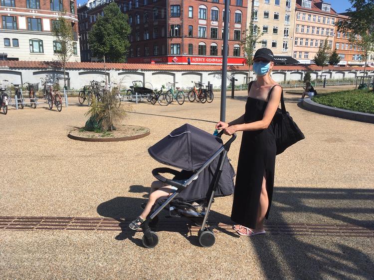 Paulina Kocemska, 42, har brugt mundbind den seneste uge og har netop været med metroen med sin dreng i klapvognen. Hun mener dog, at håndvask og afstand er vigtigere end mundbind. 