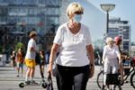 Fra lørdag 22. august er det påbudt med mundbind i den kollektive trafik. Det kan også hjælpe os med at huske de øvrige coronaforholdsregler, tyder et nyt studie på.   Foto: Jens Dresling/POLFOTO
