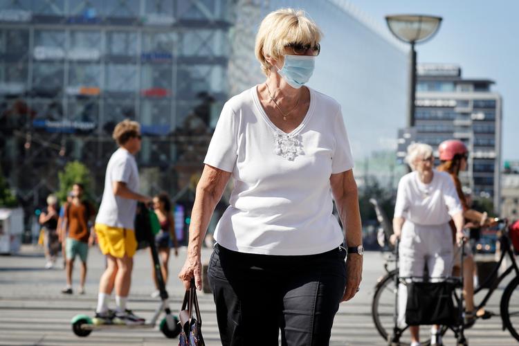 Fra lørdag 22. august er det påbudt med mundbind i den kollektive trafik. Det kan også hjælpe os med at huske de øvrige coronaforholdsregler, tyder et nyt studie på.   Foto: Jens Dresling/POLFOTO