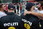 Politiet passer på os, men hvad må vi kalde dem? Her hilser højstemte fans på ordensmagten i forbindelse med pokalfinaleni fodbold mellem Sønderjyske og AaB.  Foto: Martin Lehmann/POLFOTO