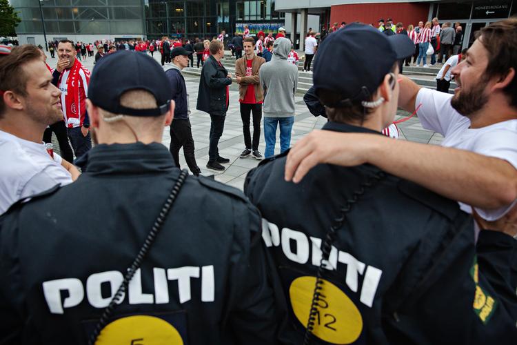 Politiet passer på os, men hvad må vi kalde dem? Her hilser højstemte fans på ordensmagten i forbindelse med pokalfinaleni fodbold mellem Sønderjyske og AaB.  Foto: Martin Lehmann/POLFOTO