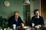 Filmen 'Onkel' er optaget i Sønderjylland med amatørskuespillere. Her ses Peter H. Tygesen (tv), der spiller onklen, og manuskriptforfatter og instruktør Frelle Petersen. Foto: Nima Taheri/POLFOTO