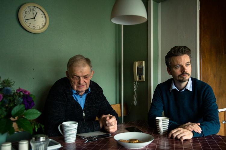 Filmen 'Onkel' er optaget i Sønderjylland med amatørskuespillere. Her ses Peter H. Tygesen (tv), der spiller onklen, og manuskriptforfatter og instruktør Frelle Petersen. Foto: Nima Taheri/POLFOTO