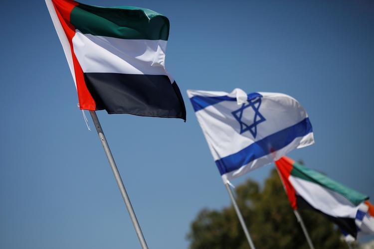 vis Netanyahu taler sandt, har han kun midlertidigt lovet at udskyde en annektering af Vestbredden. Og Emiraterne har accepteret at leve med hans dobbeltspil. Dårligt nyt for flere millioner palæstinenserne, som da må se i øjnene, at Emiraterne har droppet støtten til en palæstinensisk stat for at få afsluttet deres egen konflikt med Israel, skriver Anders Jerichow i denne klumme.  Foto: Nir Elias/Ritzau Scanpix