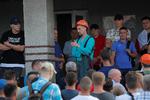 Arbejdere hos kaliproducenten Belaruskali samledes mandag til et møde for at forberede en strejke i protest mod præsidentvalget i Hviderusland. Der er strejker og protester på flere statsejede fabrikker. Foto: Vasily Fedosenko/Ritzau Scanpix