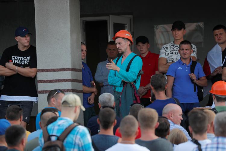 Arbejdere hos kaliproducenten Belaruskali samledes mandag til et møde for at forberede en strejke i protest mod præsidentvalget i Hviderusland. Der er strejker og protester på flere statsejede fabrikker. Foto: Vasily Fedosenko/Ritzau Scanpix