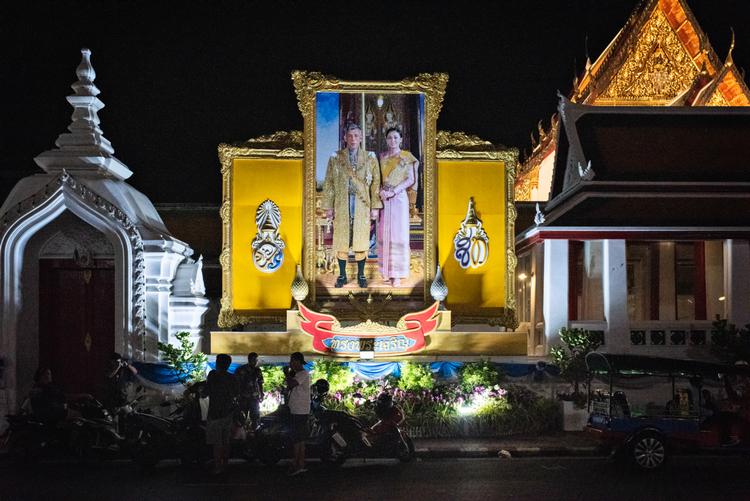 I Thailand har det indtil nu været tabu at forholde sig kritisk til kongen. Hans portræt hænger over alt i landet. Arkivfoto Claus Blok Thomsen