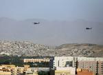 Nato-helikoptere flyver over den afghanske hovedstad, Kabul. Raketter slog tirsdag ned nær diplomatkvarteret i den afghanske hovedstad, Kabul, hvor landet fejrer 101-årsdagen for dets uafhængighed.  Foto: Omar Sobhani/Ritzau Scanpix