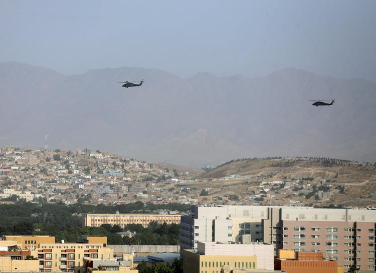 Nato-helikoptere flyver over den afghanske hovedstad, Kabul. Raketter slog tirsdag ned nær diplomatkvarteret i den afghanske hovedstad, Kabul, hvor landet fejrer 101-årsdagen for dets uafhængighed.  Foto: Omar Sobhani/Ritzau Scanpix