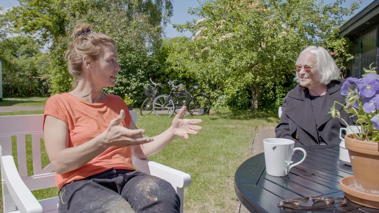 Maria Torp og Kirsten Justesen får sig en konversation, inden en fotosession og senere portrætmaleri.  