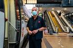 Siden fredag har DSB's togpersonale selv skullet bære mundbind i myldretiden.  Foto: Martin Sylvest/Ritzau Scanpix