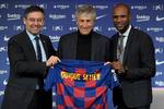 Af de tre på billedet er præsident Josep Maria Bartomeu (tv.) eneste tilbageværende i FC Barcelona efter træneren Quique Setien (i midten  og sportsdirektør Eric Abidal (th.) er røget ud. Foto: Lluis Gene/Ritzau Scanpix
