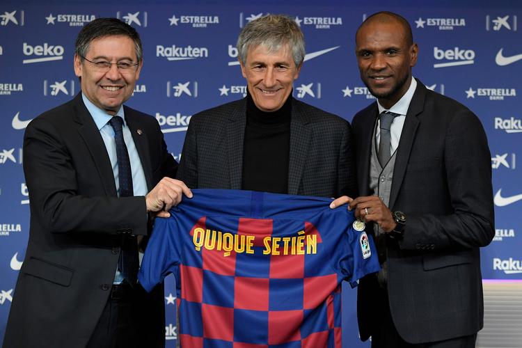 Af de tre på billedet er præsident Josep Maria Bartomeu (tv.) eneste tilbageværende i FC Barcelona efter træneren Quique Setien (i midten  og sportsdirektør Eric Abidal (th.) er røget ud. Foto: Lluis Gene/Ritzau Scanpix