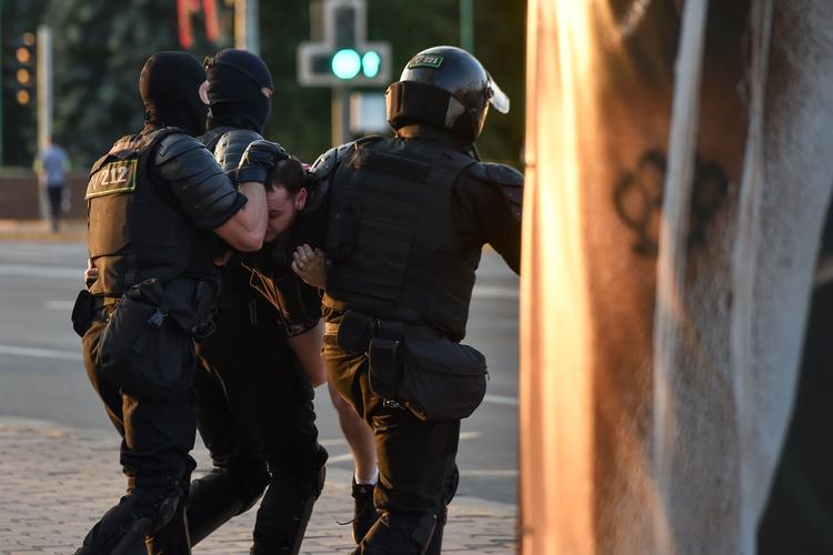 Hviderussisk politi har grebet hårdt ind over for demonstranter.  Foto: Sergei Gapon/Ritzau Scanpix