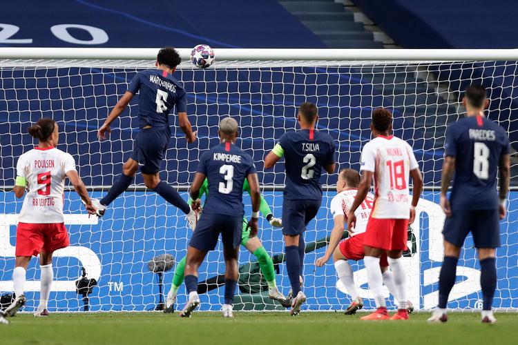 1-0: Brasilianeren Marquinhos kommer højst og header bolden yderligt i nettet. Foto: Manu Fernandez/Ritzau Scanpix